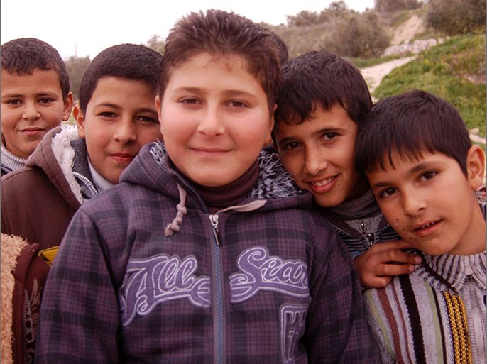 الطفل عمر ابو ليلى يتوسط اصدقائه- مصاب بمرض سرطان الدم منذ ثلاثة حيث في القرية 16 مصابا حتى اللحظة كما يقول الاهالي- الجزيرة نت7