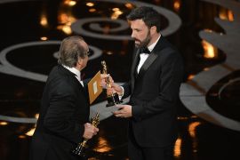 Argo director Ben Affleck (R) is congratulated by actor Jack Nicholson onstage after winning the Oscar for Best Movie at the 85th Annual Academy Awards on February 24, 2013 in Hollywood, California. AFP PHOTO/Robyn BECK