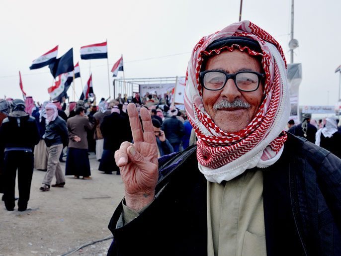 ‪رجل مسن يرفع شارة النصر في ساحة اعتصام الأنبار‬ (الجزيرة)
