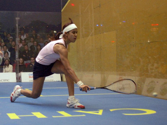 epa00588976 Nicol David (R) of Malaysia in action against Rachael Grinham of Australia during the 2005 Women's World Cup Final match in Hong Kong Sunday 04 December 2005. David defeated Grinham 8-10 9-2 9-6 9-7 to become the new world number one. EPA/KARL PROUSE