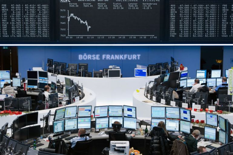 epa03519182 Market traders sit at their workplaces on the floor of the stock market in Frankfurt Main, Germany, 28 December 2012, during the last day of trading in the year, during which the DAX has drifted slightly into the minus. EPA/BORIS ROESSLER