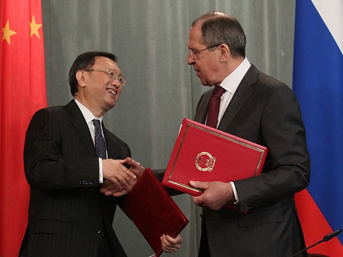 epa03594938 Russian Foreign Minister Sergei Lavrov (R) and his Chinese counterpart Yang Jiechi (L) exchange signed documents after their talks in Moscow, Russia,22 February 2013. EPA/SERGEI CHIRIKOV