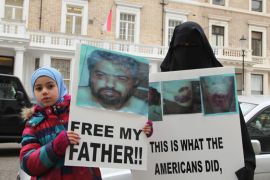 الزوجة نرمين وطفلتها زينب يعتصمون امام السفارة العراقية بلندن