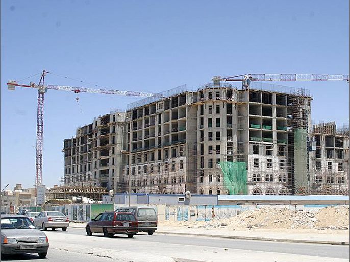 صورة لمشروع في بنغازي متوقف من بداية الثورة ،والتعليق كالتالي: مشاريع ليبيا توقفت مع اندلاع الثورة في فبراير من العام 2011 ( الجزيرة نت- أرشيف).