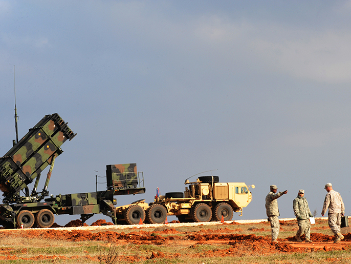 ‪جنود أميركيون قرب منصة صواريخ باتريوت منصوبة في غازي عنتاب التركية‬ (الفرنسية)