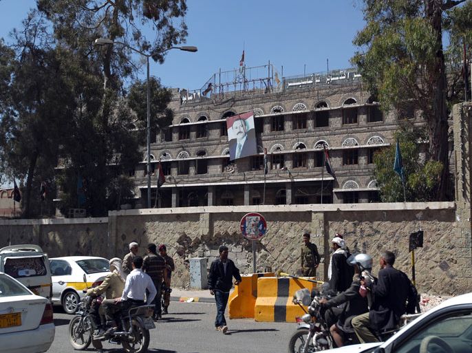 XMH001 - Sanaa, -, YEMEN : Vehicles drive past the former headquarters of the General People's Congress party (GPC), headed by former Yemeni president Ali Abdullah Saleh in Sanaa, on February 16, 2013. The UN Security Council praised plans for a national dialogue in Yemen and warned former president Saleh he could face sanctions for undermining the political transition. AFP PHOTO/MOHAMMED HUWAIS