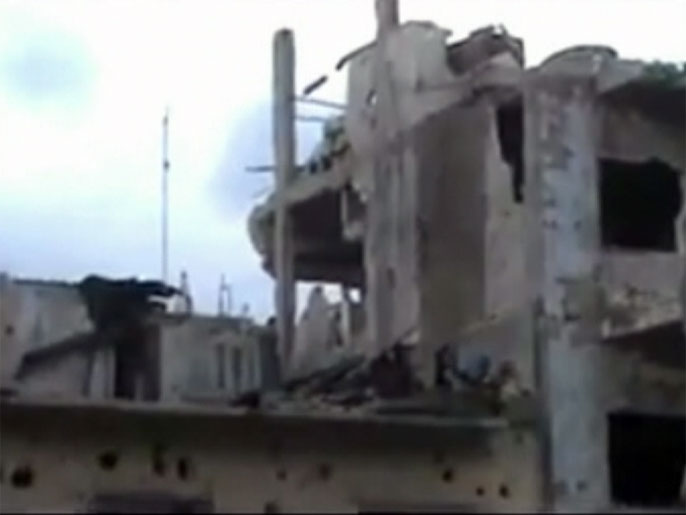 أهالي حمص يعيشون تحت الحصار والقصف منذ عدة أشهر(الجزيرة)