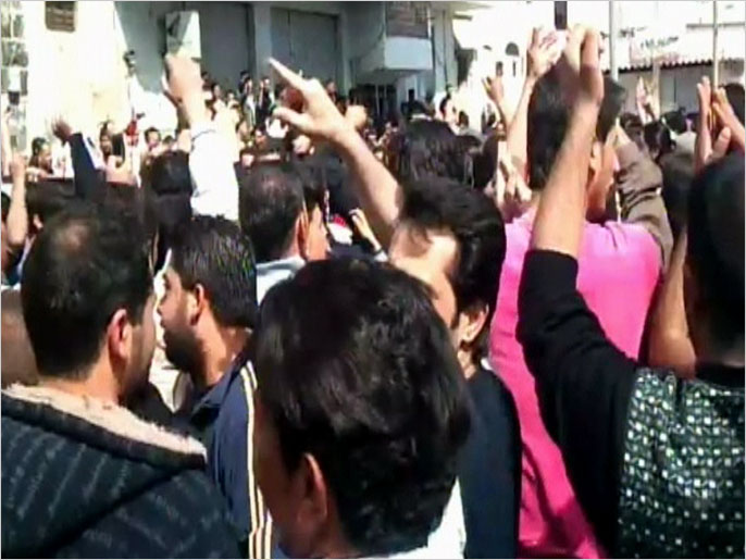 ‪المظاهرات تتواصل في سوريا كل يوم جمعة رغم القصف‬ (الجزيرة)