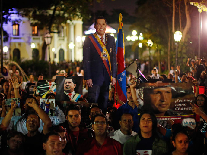 ‪مؤيدو شافيز خرجوا في كراكاس إلى الشوارع لدى الإعلان عن الوفاة‬ (رويترز)