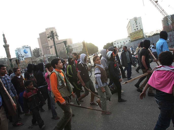 ملثمون وأطفال شوارع بين المعتصمين في ميدان التحرير حاليا
