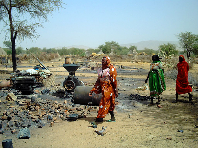 ‪آثار حريق بمخيم للنازحين في دارفور‬ (الجزيرة-أرشيف)