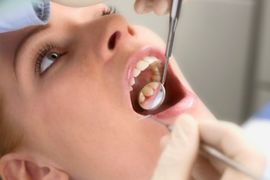 مشاكل تهدد صحة أسنانك أثناء الحمل