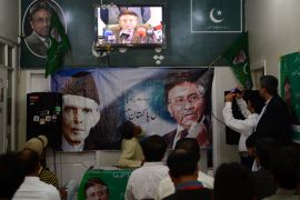 FP053 - Karachi, -, PAKISTAN : Activists of All Pakistan Muslim League (APML) watch the press conference of their leader, former Pakistan President Pervez Musharraf on television at the APML office in Karachi on March 1, 2013. Musharraf said Friday he would return home within weeks to contest elections after nearly five years in self-imposed exile, but did not set a specific date. AFP PHOTO/Rizwan TABASSUM