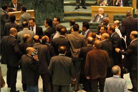 نواب يتجمعون وسط البرلمان وسط مشاحنات واتهامات متبادلة.JPG