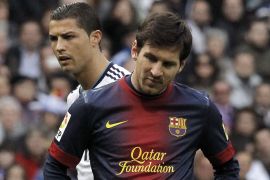 epa03607189 FC Barcelona's Argentinian striker Lionel Messi (R) shows desapointed next to Real Madrid's Portuguese striker Cristiano Ronaldo (L) during their Primera Division match played at Santiago Bernabeu stadium in Madrid, Spain on 02 March 2013. EPA/KIKO HUESCA