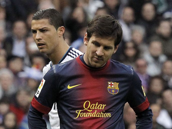 epa03607189 FC Barcelona's Argentinian striker Lionel Messi (R) shows desapointed next to Real Madrid's Portuguese striker Cristiano Ronaldo (L) during their Primera Division match played at Santiago Bernabeu stadium in Madrid, Spain on 02 March 2013. EPA/KIKO HUESCA