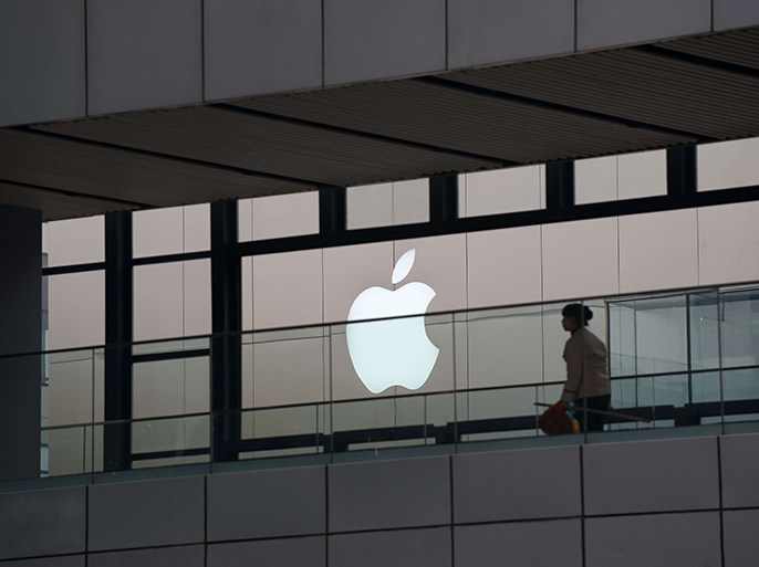 An Apple logo is displayed at a shopping mall in Beijing on March 29, 2013. Apple is to face "strengthened supervision" from China's consumer watchdogs, state media reported, as the US computer giant is hit by a barrage of negative publicity in the country. AFP PHOTO / Ed Jones