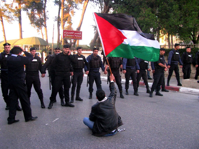 ‪الأمن الفلسطيني أقام حواجز أمام المتظاهرين‬ (الجزيرة نت) 