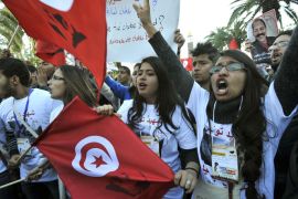 FB094 - Tunis, -, TUNISIA : Tunisian women shout slogans during a demostration in the center of Tunis after the opening of the World Social Forum (WSF) on March 26, 2013. More than two years after the Jasmine revolution, tens of thousands of people are expected for the WSF, dubbed the forum of "dignity", a watchword of the Tunisian uprising that inspired revolts across the Arab world. AFP PHOTO/FETHI BELAID