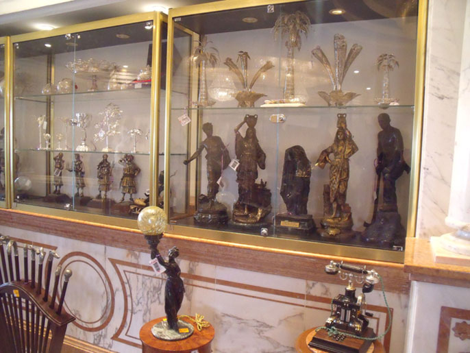‪المعرض ضم تماثيل وتحفا فنية مستوحاة من ثقافات متنوعة‬ (الجزيرة)