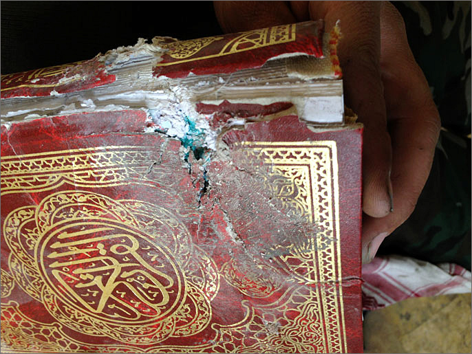 مصحف اخترقته طلقة رصاص بالمسجد (الجزيرة)