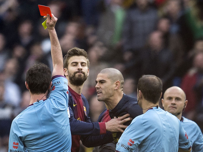 ‪حارس برشلونة فيكتور فالديز نال بطاقة حمراء لاحتجاجه الشديد على الحكم‬ (الفرنسية)