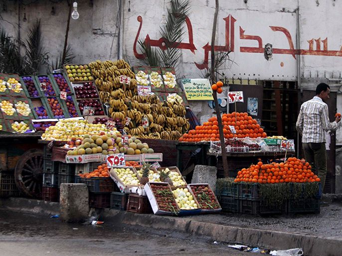 A vendor stands next to his fruit stall as he waits for customers near a mosque in Cairo March 11, 2013. The Egyptian pound has lost more than 8 percent of its value against the U.S. dollar since the end of December as concern deepens about the state of the economy, which is being undermined by political instability and rioting. Annual consumer inflation in Egyptian cities leapt to 8.2 percent in February from 6.3 percent in January, reaching the highest level since May last year. Food and drink prices rose 9.3 percent year-on-year last month. Picture taken March 11, 2013. To match Feature EGYPT-FOOD/ REUTERS/Amr Abdallah Dalsh (EGYPT - Tags: POLITICS BUSINESS FOOD)
