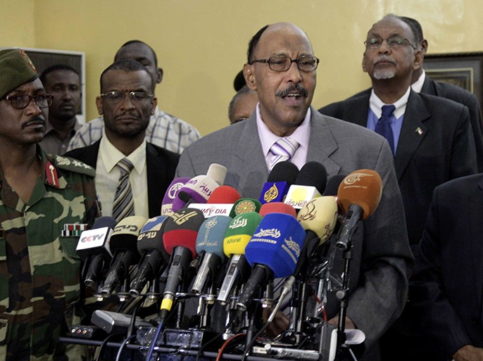 Sudanese Defence Minister Abdelrahim Mohamed Hussein gives a press conference at Khartoum airport on March 20, 2013 following his return from Addis Ababa. AFP PHOTO / EBRAHIM HAMID