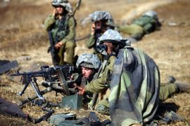 epa03366466 Israeli soldiers are seen manning a machine gun seen during a military exercise in the Golan Heights, norhtern Israel, 21 August 2012. Israeli Armed Forces have been conducting manoeuvers amid raising tensions in the region. EPA/ABIR SULTAN