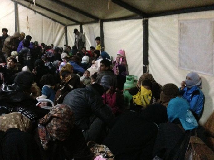 لاجئون في خيمة تابعة لاحد النقاط العسكرية الاردنية لحظة وصولهم للاردن ليلة امس
