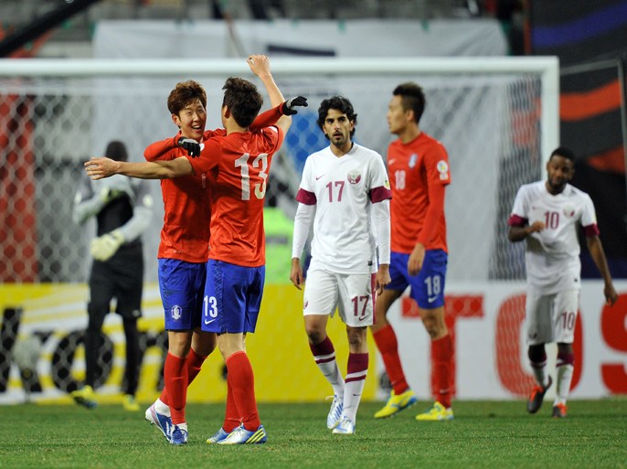 JYJ969 - SEOUL, -, REPUBLIC OF KOREA : South Korea's midfielder Son Heung-Min (L) celebrates his goal with a teammate during their World Cup Asian qualifier football match against Qatar in Seoul on March 26, 2013. South Korea won the match 2-1. AFP PHOTO / JUNG YEON-JE