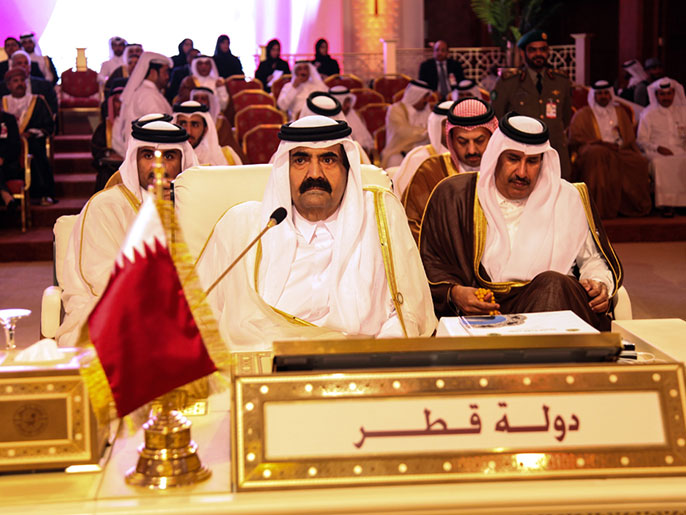 أمير قطر الشيخ حمد بن خليفة استدعى معاذ الخطيب وسلمه مقعد سوريا في القمة العربية (الجزيرة)