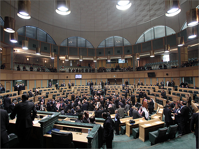 أروقة البرلمان شهدت نقاشا حادا بشأن المشاركة بالحكومة (الجزيرة نت-أرشيف)