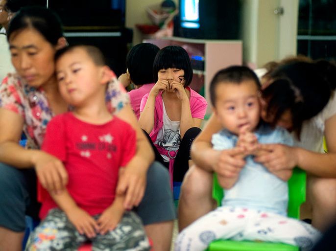 epa03306233 Chinese autistic children play games with their parents at an education institute for autism in Qingdao city, eastern Shandong province, China, 14 July 2012