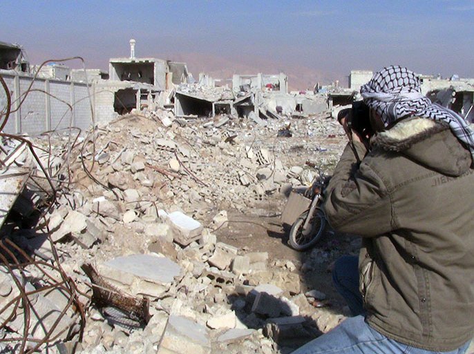 يعرض الناشطون السوريون حياتهم للخطر من أجل نقل الصورة.