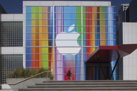 epa03391629 A pedestrian strolls past the Apple logo adorned front facade of the Yerba Buena Center for the Arts in San Francisco, California, USA, 09 September 2012, three days before the anticipated iPhone 5 announcement will be made. EPA/PETER DaSILVA
