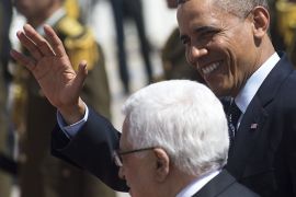 US President Barack Obama (R) and Palestinian president Mahmud Abbas review the honour guard during an official arrival ceremony at the Muqata, the Palestinian Authority headquarters in the West Bank city of Ramallah, on March 21, 2013