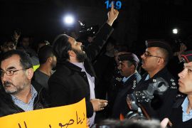 يافطات رفعها عشرات المتظاهرين الذين طالبوا الملك بالاعتذار للشعب الاردني