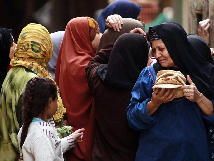 ‪الدراسة: مصر ما تزال تعيش أزمة اقتصادية من معالمها انتشار الفقر‬ (رويترز)