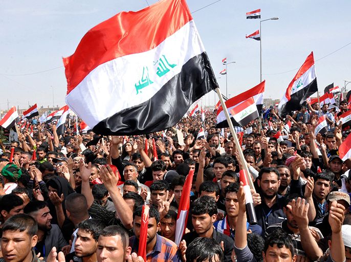 Supporters of Shi'ite cleric Moqtada al-Sadr carry Iraqi national flags during a rally, which the participants said was against sectarianism and injustice, in Kut, 150 km (93 miles) southeast of Baghdad, March 16, 2013. REUTERS/Wissm al-Okili (IRAQ - Tags: CIVIL UNREST)