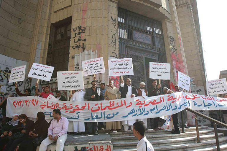 مصريون معظمهم من أبناء القبائل يتظاهرون أمام دار القضاء العالي لرفض تسليم المطلوبين الليبيين إلى طرابلس