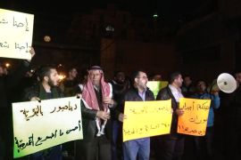 نظم العشرات من النشطاء الاردنيين ليل الثلاثاء مسيرة أمام الديوان الملكي احتجاجا على تصريحات العاهل لأردني لمجلة ذي أتلانتيك الأمريكية اليوم.