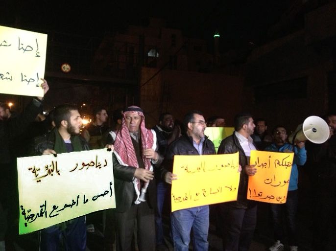 نظم العشرات من النشطاء الاردنيين ليل الثلاثاء مسيرة أمام الديوان الملكي احتجاجا على تصريحات العاهل لأردني لمجلة ذي أتلانتيك الأمريكية اليوم.