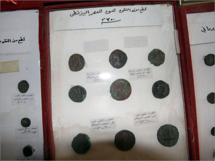 ‪قطع نقدية مبين عليها تاريخها وعصرها‬ (الجزيرة)