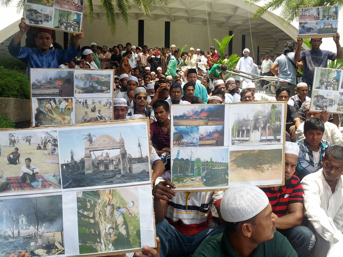 ‪المتظاهرون طالبوا السلطات باستقبال لاجئي الروهينغا‬ (الجزيرة)