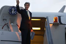 EGYM116 - Cairo, -, EGYPT : U.S. Secretary of State John Kerry waves goodbye as he leaves Cairo, en route to Riyadh, Saudi Arabia, on March 3, 2013. Kerry told Egyptian President Morsi on Sunday that "more hard work and compromise" is needed to end the country's political divide and improve its faltering economy, a statement said. AFP PHOTO/JACQUELYN MARTIN-POOL