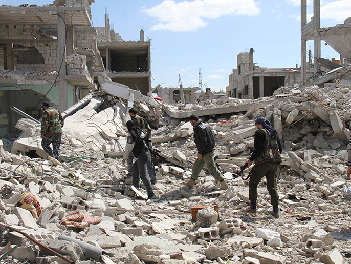آثار قصف سابق على حي التضامن قرب دمشق (رويترز)