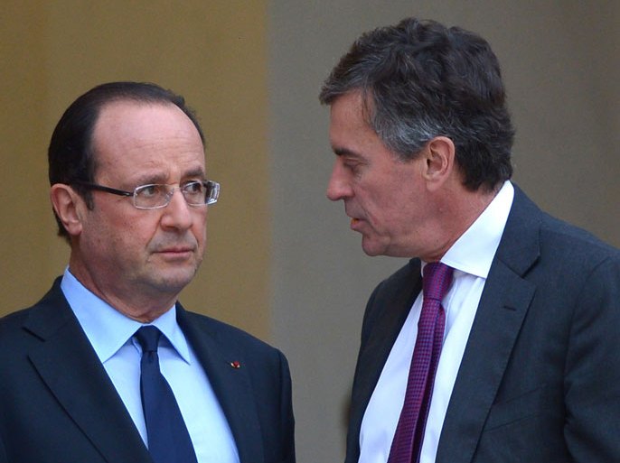 MED009 - Paris, Paris, FRANCE : (FILES) A file picture taken on January 4, 2013 at the Elysee presidential Palace in Paris shows French President Francois Hollande (L) listening to French Junior Minister for Budget Jerome Cahuzac. Cahuzac resigns on March 19, 2013 prosecutors begin an investigation into an alleged secret Swiss bank account, over suspected tax fraud and money laundering centering on him. AFP PHOTO MIGUEL MEDINA