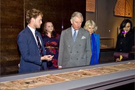 الأمير تشارلز أثناء زيارته المعرض - معرض بالعاصمة القطرية الدوحة - "جبل الفيروز" مشهد للإبداع الأفغاني