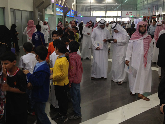 ‪(الجزيرة)‬ المدارس نظمت رحلات لطلابها لزيارة المعرض